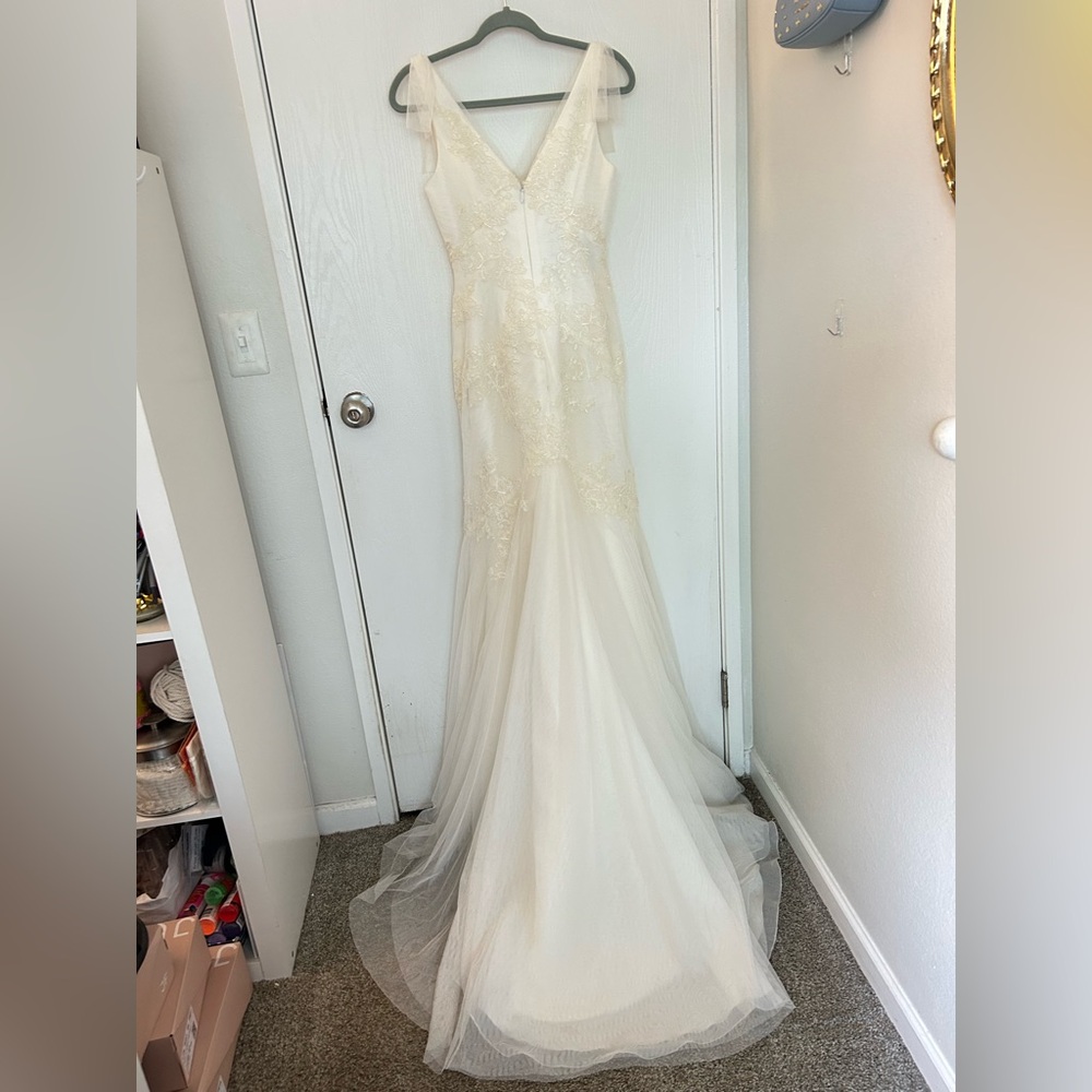 Vera Wang Lace Wedding Gown - Picture 2 of 5